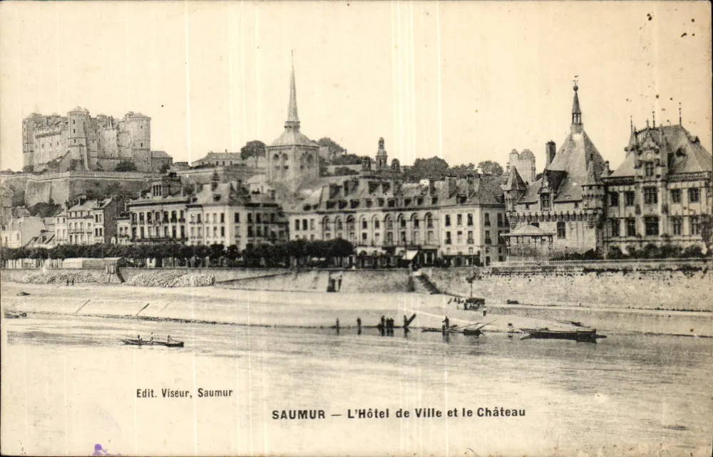 Saumur — L'Hôtel de Ville et le Château — Edit. Viséour, Saumur - Recto