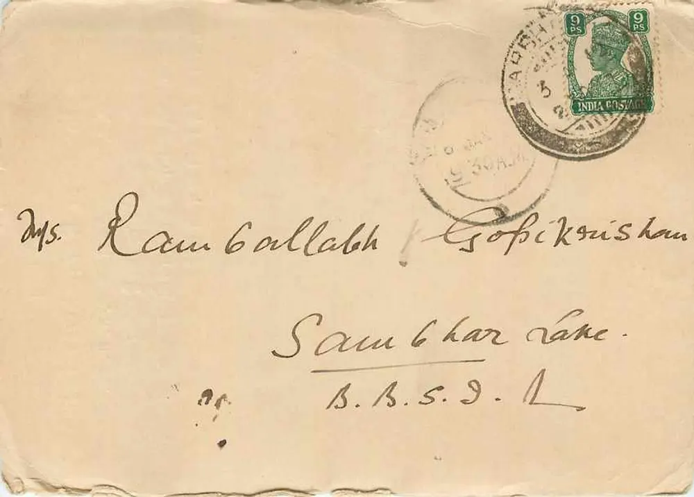 Carta postal indiana — texto em escrita devanagari e inglês — editor não visível - Frente
