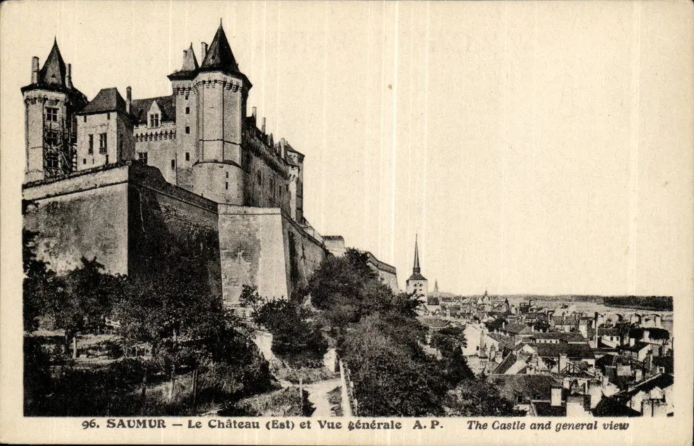 SAUMUR — O Castelo (Leste) e Vista geral — A.P. - Frente