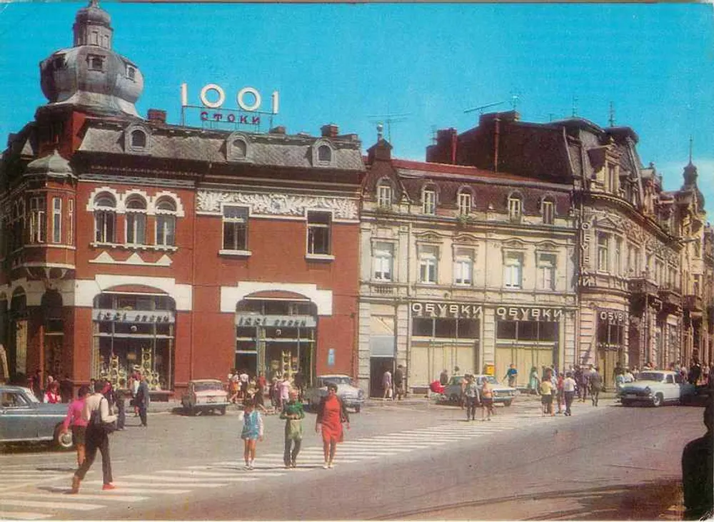 Rousse — ulica 9 września — widok placu z budynkiem «1001 СТОКИ» — fotografia T. Iordanova - Awers