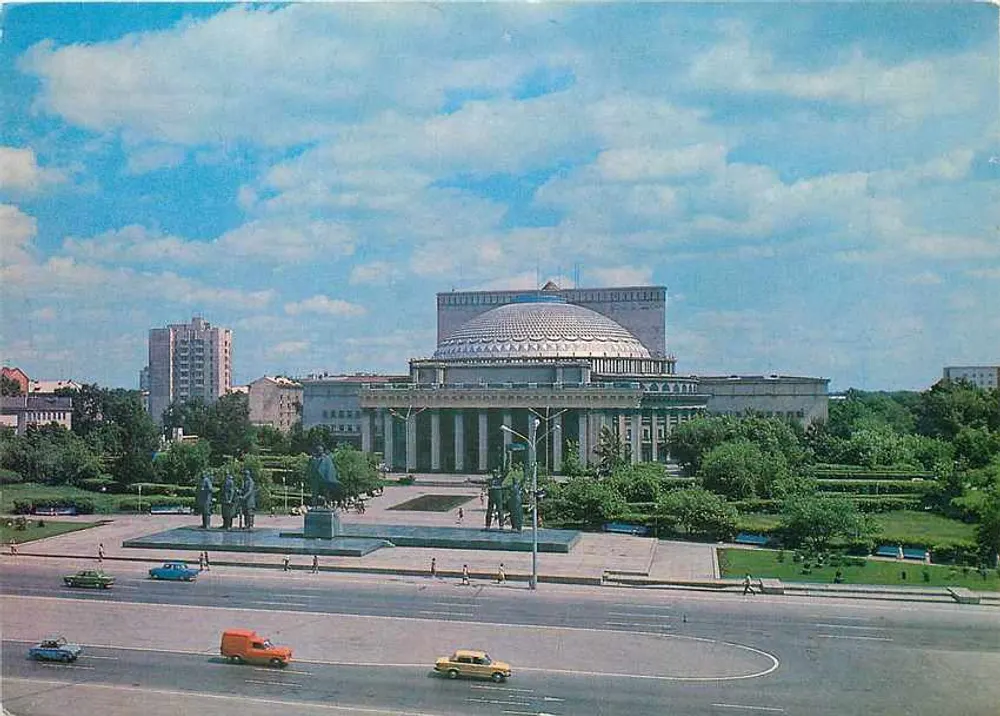 Praça V. I. Lênin — Novosibirsk — Foto V. Babailova, série 863 - Frente