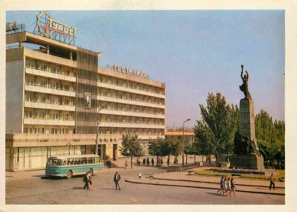 Kishinev — Hotel «Touriste» e monumento da vitória — Editor «Planeta» - Frente