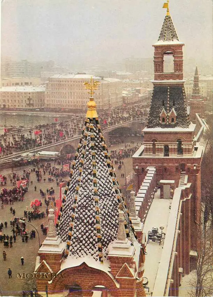Moskwa - Kreml - Widok na zasłonięte śniegiem wieże — Foto H. Rahmanova - Awers