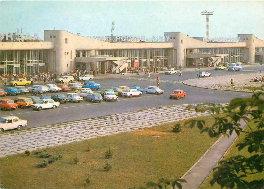 Aeroporto de Rostov-sur-le-Don — vista externa — Foto V. Panova, edição Planeta, n° 3.2285 - Frente