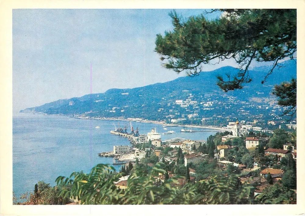 Yalta — Panorama da cidade — Foto V. Ivanova, editor « Planeta », n° 2 - Frente