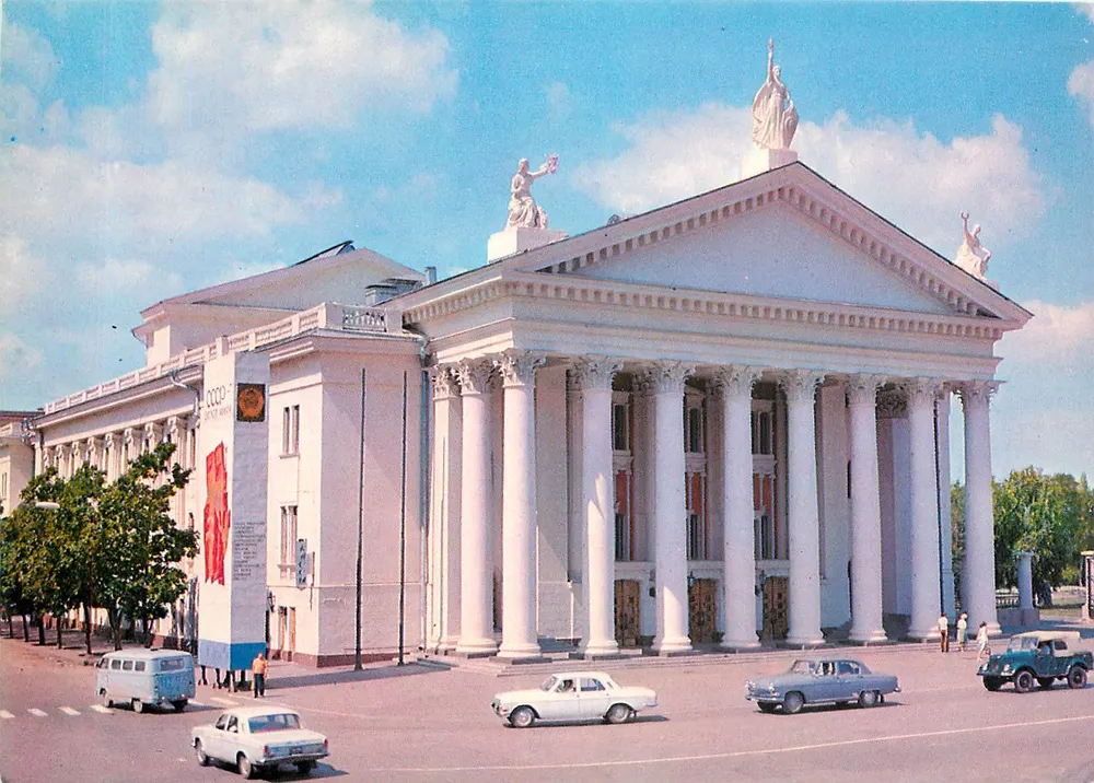 Teatro Dramático Estatal de Alexandrov, Volgograd — Sujeto: fachada neoclássica com colunatas, estátuas e carros da época — Foto V. Alexeeva - Frente