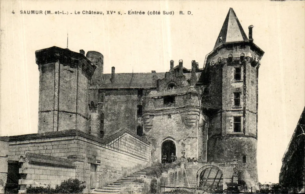 Saumur (M.-et-L.) - O Castelo, séc. XV - Entrada (lado Sul) - R. D. - Frente