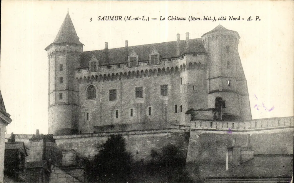 SAUMUR (M.-et-L.) — O Castelo (Mon. hist.), lado Norte - A. P. - Frente