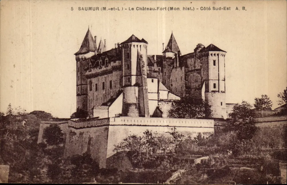 Saumur (M.-et-L) — O Castelo-Forte (Mon. hist.) — Lado Sudeste — A. B. - Frente