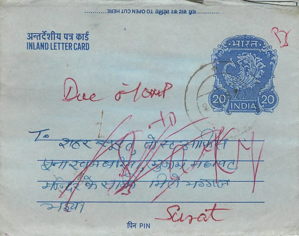 Carta postal interna indiana — selo de 20 annas, obliteração Surat, destinatário em Surat - Frente