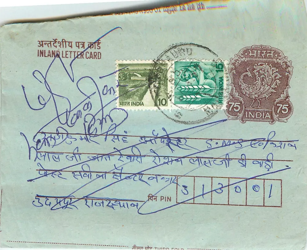 Carta postal interior indiana — texto manuscrito em hindi — selos de 10, 15 e 75 rupias — carimbo do escritório de correios de Bhubaneswar - Frente