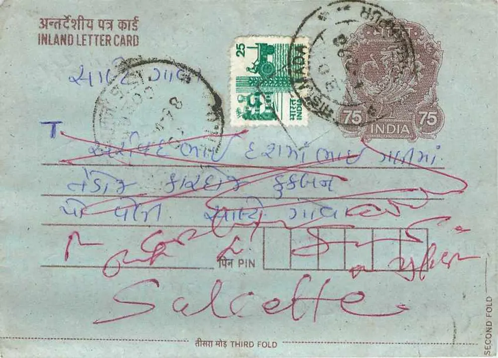 Carta postal interna indiana — texto em escrita devanagari, selos e carimbos postais — destinatário Salcette - Frente