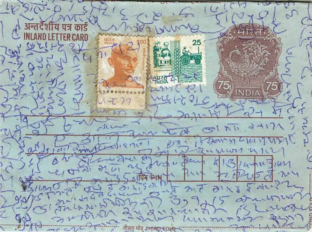 Carta postal interna indiana — selos Gandhi, 100, 25 e 75 rupias — texto em escrita devanagari - Frente
