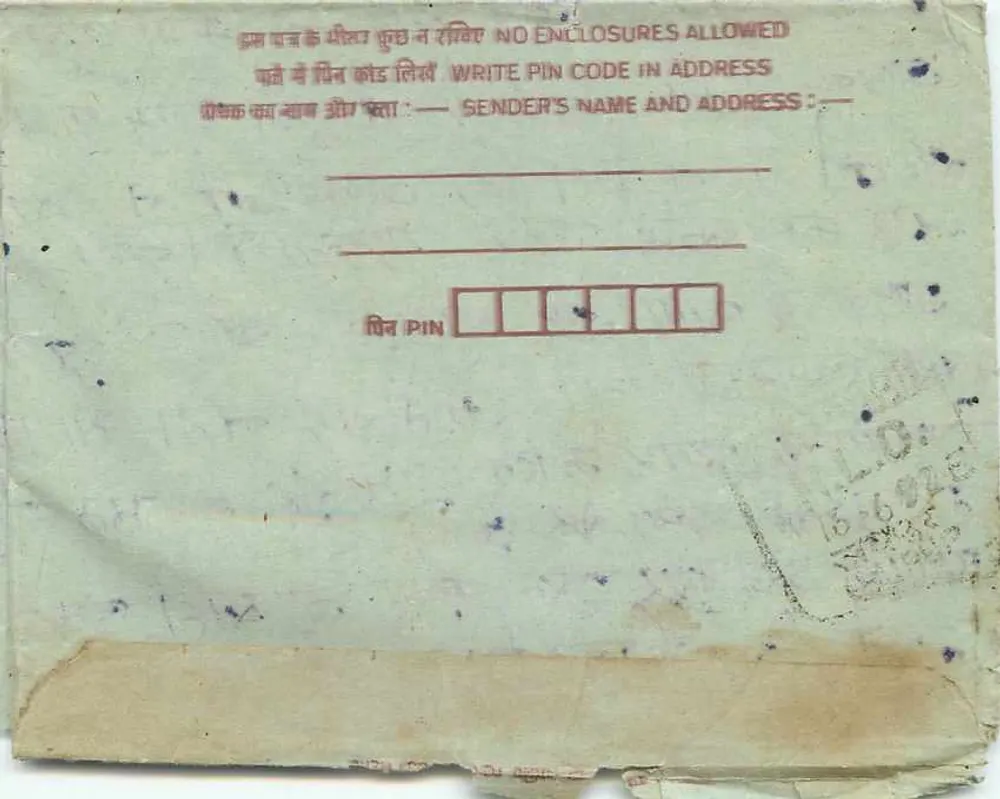 Cartão postal interno indiano — texto manuscrito em escrita devanagari — selo e carimbo postal - Verso