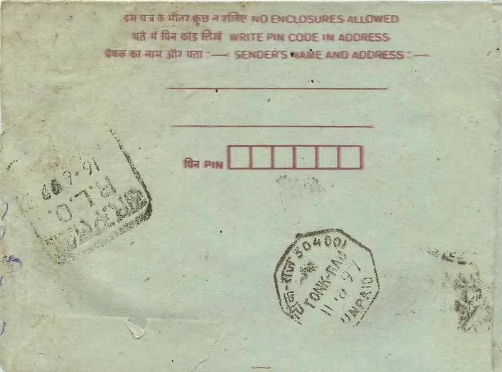 Carta postal interna indiana — texto manuscrito em escrita devanagari — selo de 75 paise e carimbo postal - Verso
