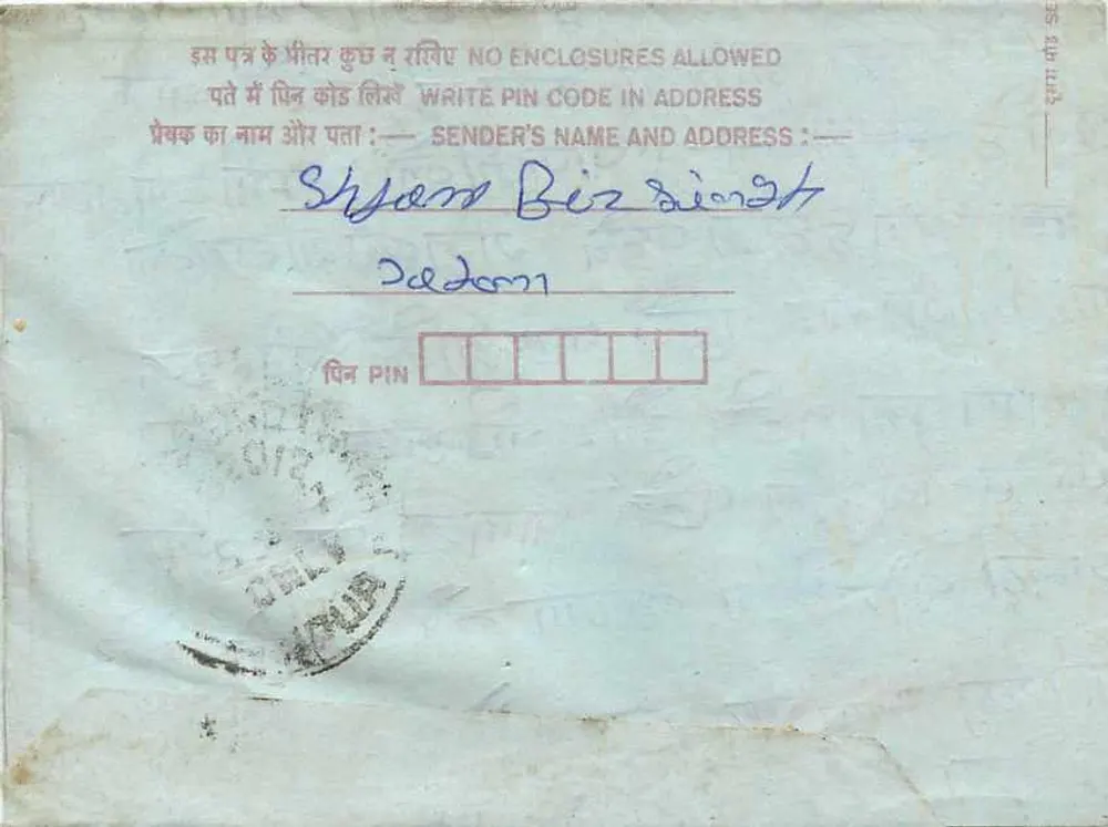 Carta postal interna indiana — texto em hindi e inglês — selos de 25 e 75 annas - Verso