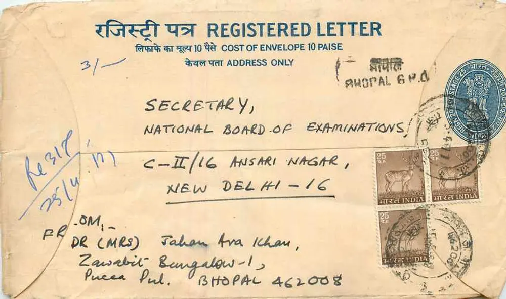 Carta recomendada indiana — Departamento Nacional de Exames, Nova Deli — destinada a Mrs. Taban Ara Khan, Bhopal - Frente