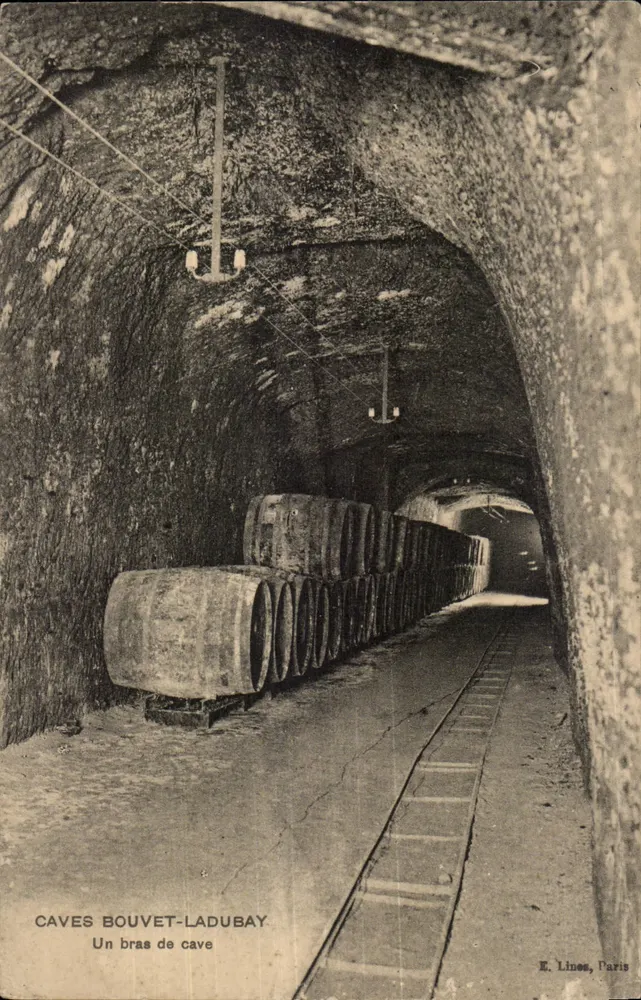 Caves Bouvet-Ladubay — Ein Kellerschacht — E. Lines, Paris - Vorderseite