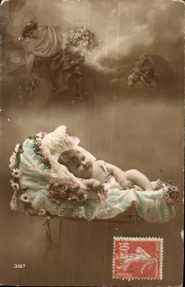 Bebê em um berço decorado — cena celestial — fotógrafo anônimo, n° 3167 - Frente