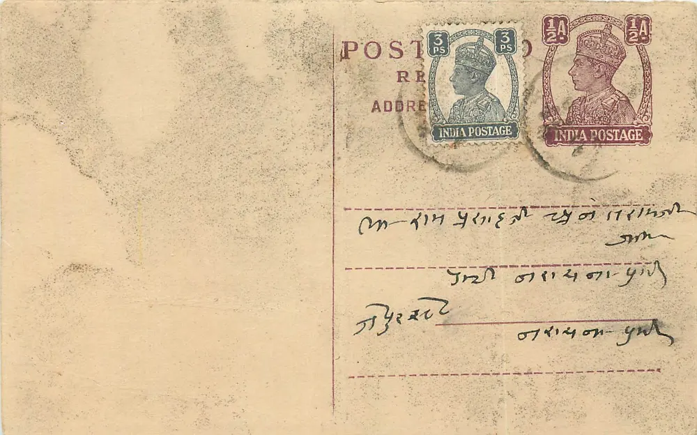 Carta postal indiana — texto em escrita silábica — selos 3 pence e 1/2 anna - Frente