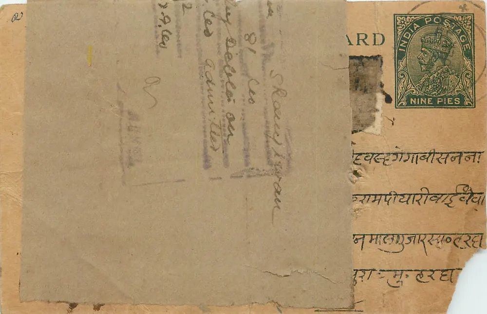 Carta postal indiana — selo de 9 pence — texto em escrita devanagari e escrita inglesa parcialmente apagada - Frente
