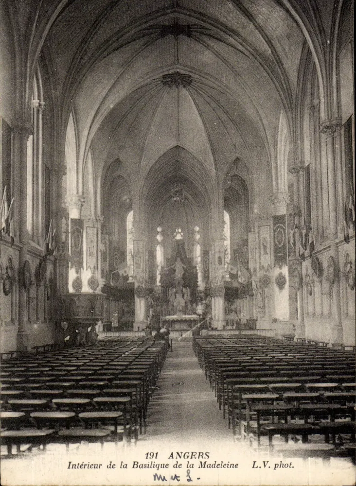 Interior da Basílica da Madeleine — Angers — L.V. fot. n° 2 - Frente