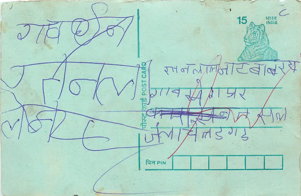 Carta postal indiana — selo tigre 15 p. — escrita manuscrita em escrita devanagari - Frente