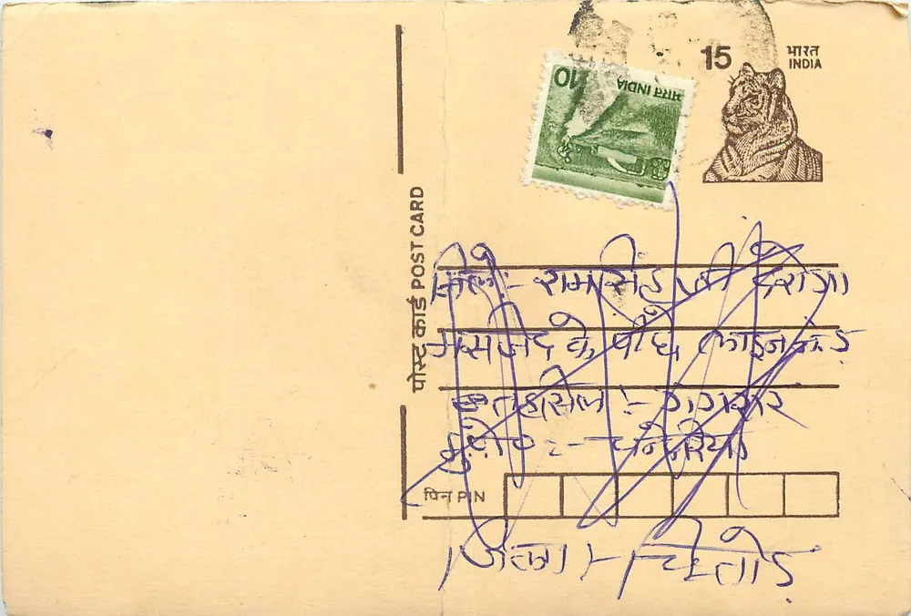 Carta postal indiana — selos de 10 e 15 annas — texto em escrita devanagari - Frente