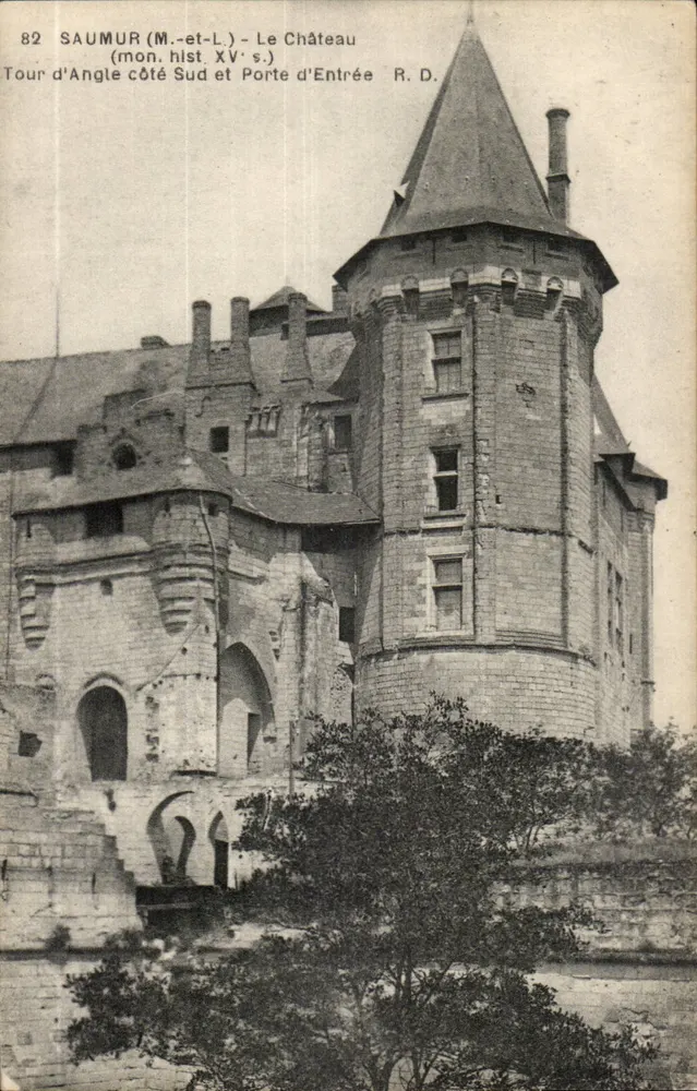 Saumur (M.-et-L.) - Le Château — Tour d'Angle côté Sud et Porte d'Entrée, XVᵉ s. — R. D. - Recto