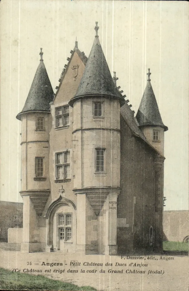 Angers - Pequeno Castelo dos Duques de Anjou — erguido na cour do Grande Castelo feudal — F. Duviérier, editor, Angers - Frente
