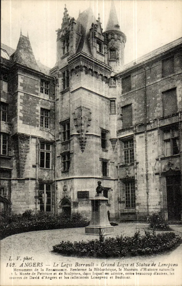 Angers — Le Logis Barrault — Grand Logis et Statue de Lenepeu - Recto