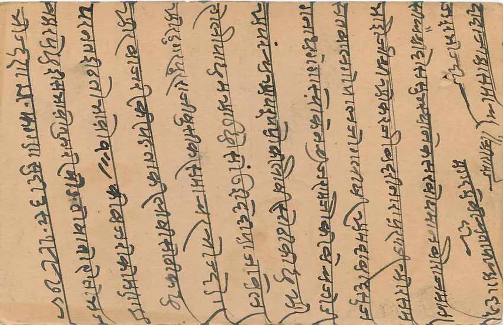 Carta postal indiana — texto em escrita devanagari — selo de 9 pence - Verso
