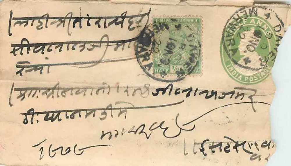 Carta postal indiana — texto em escrita devanagari — selo e carimbo postal - Frente