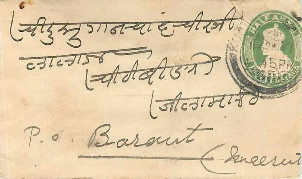 Carta postal da Índia britânica — texto em escrita devanagari e cirílica — selo verde de 45 pence - Frente