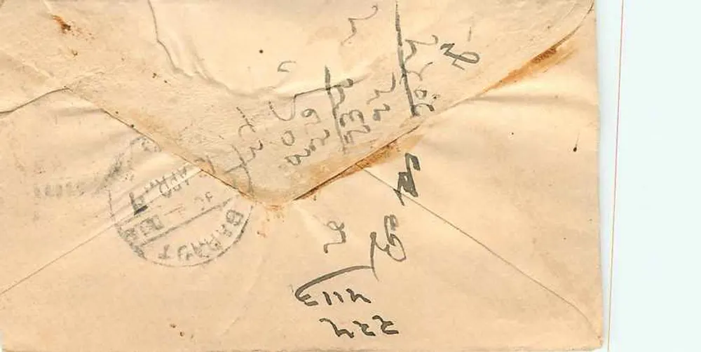 Carta postal da Índia britânica — texto em escrita devanagari e cirílica — selo verde de 45 pence - Verso