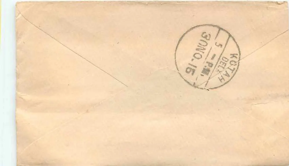 Carta postal enviada de Kotah (Índia) — texto em escrita devanagari e assinatura manuscrita — selo verde 'HALF ANNA' e carimbo postal - Verso