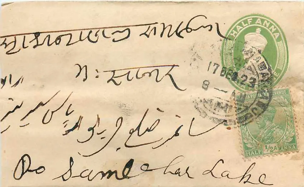 Carta postal de Bombaim — texto em escrita devanagari e em inglês — selos e carimbos postais - Frente