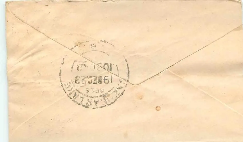 Carta postal de Bombaim — texto em escrita devanagari e em inglês — selos e carimbos postais - Verso