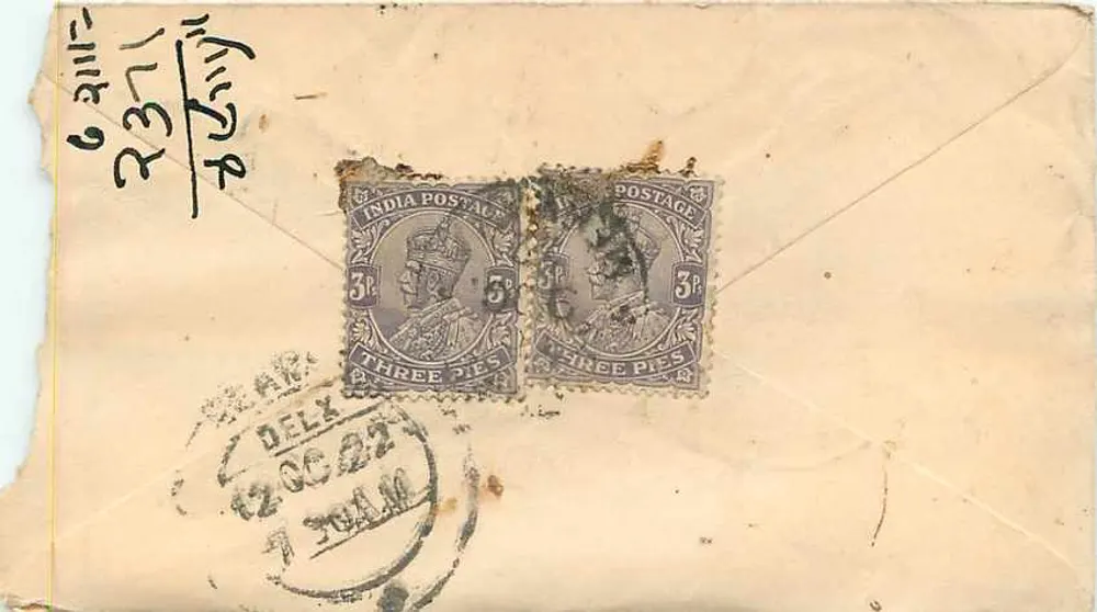 Carta postal indiana — texto em escrita devanagari — carimbo Half Anna — destinatário 'Brewer' — carimbo DELX 12 OC 22 - Verso