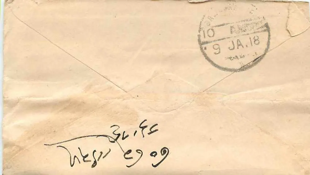 Carta postal indiana — endereço em escrita devanagari — selo verde 'HALF ANNA' e carimbo postal - Verso