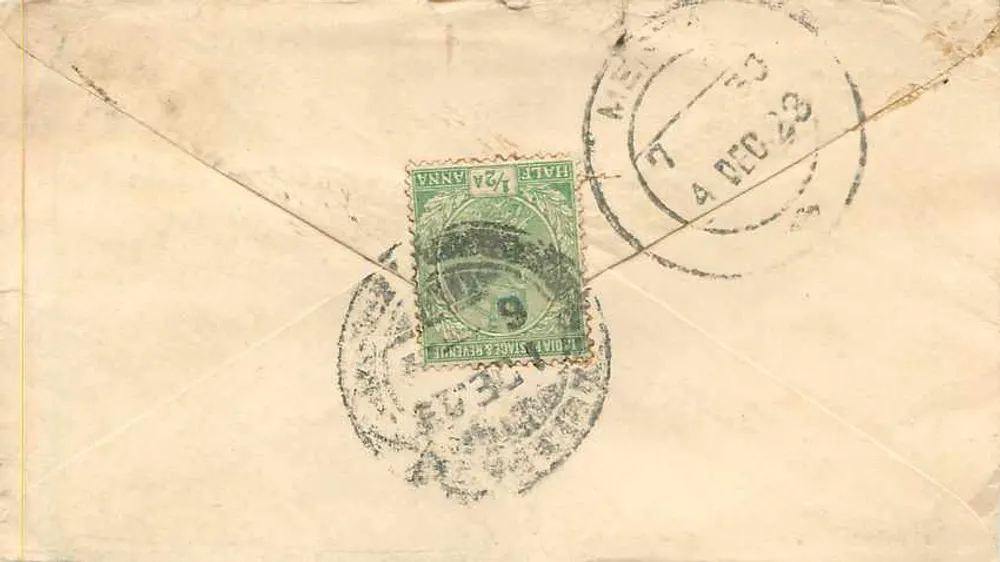 Carta postal indiana — texto em escrita devanagari — selo e carimbo postal - Verso