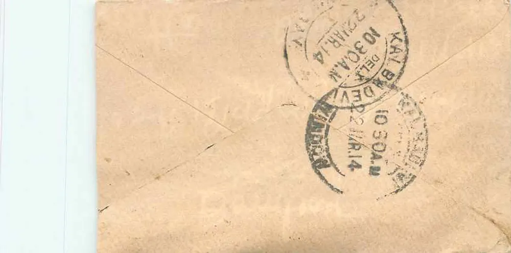 Carta postal indiana — texto em escrita devanagari — selo verde 'Half Anna' e carimbo postal de Delhi - Verso