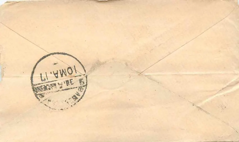 Carta postal indiana — texto em escrita bengali — selo verde com retrato da rainha Vitória — carimbo postal 'INDIA POSTAGE' — carimbo de trânsito 'IOMA.17' - Verso