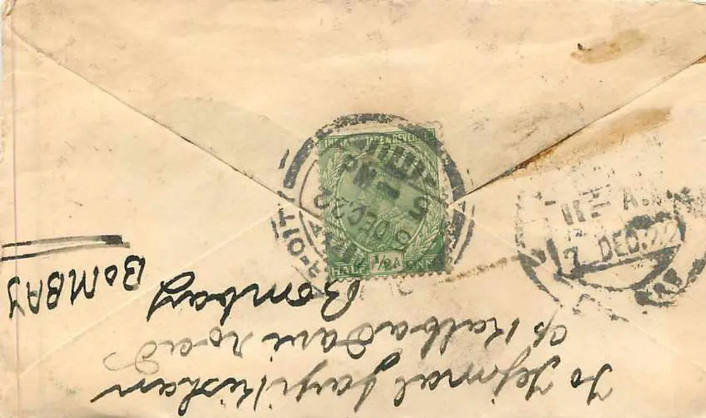 Carta postal de Karachi para Bombay — texto em escrita devanagari e em inglês — selo e carimbo de Bombay - Verso