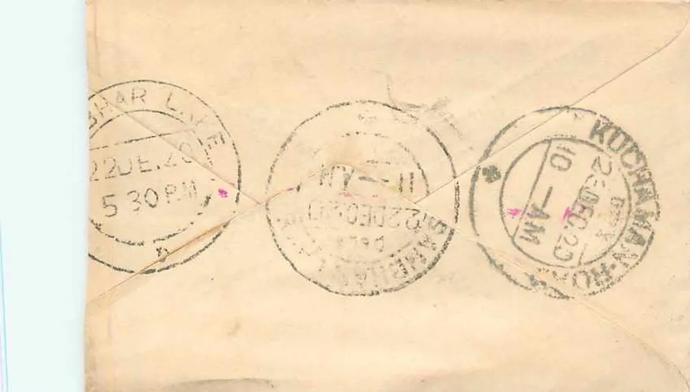 Cartão postal indiano — texto em escrita devanagari — selo de ½ anna e carimbo postal - Verso