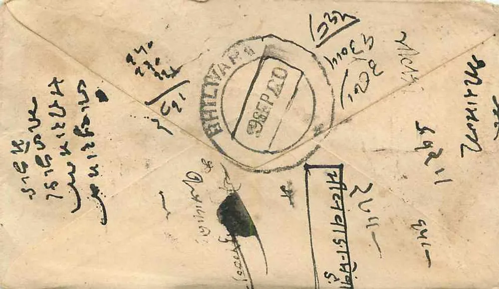 Carta postal de Ganganagar para Bhilwara — texto manuscrito em devanagari, selo postal indiano - Verso