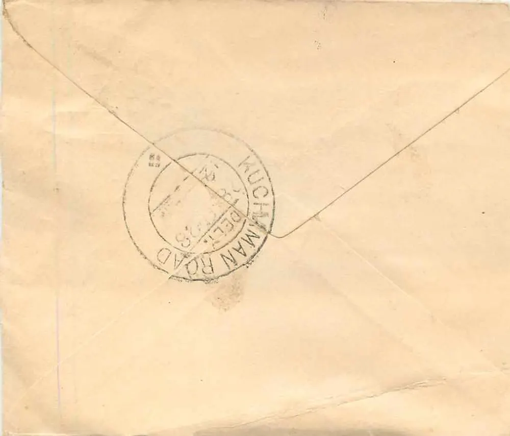 Carta postal da Índia britânica — texto em escrita devanagari — selo de um anna e carimbo de Kuchaman Road, Delhi - Verso