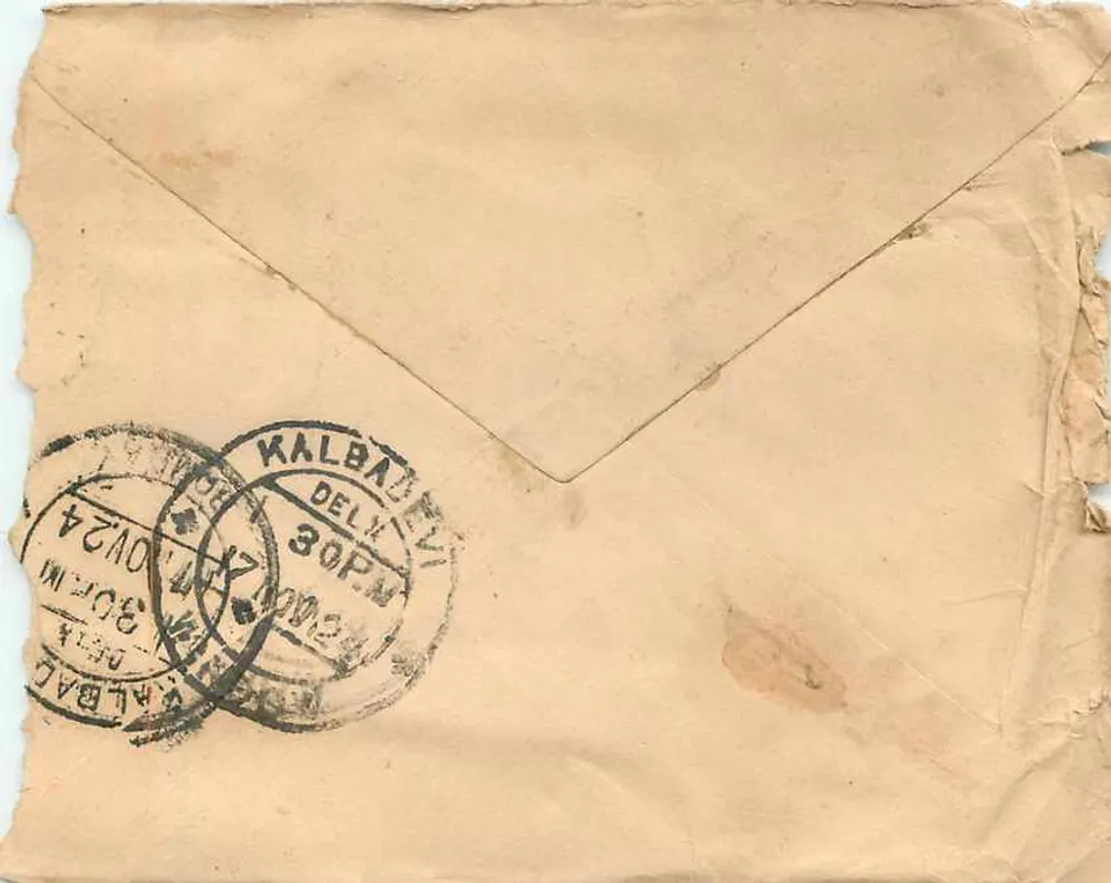 Carta postal indiana — texto em escrita devanagari — selo da Índia e carimbo de Kalbadevi - Verso