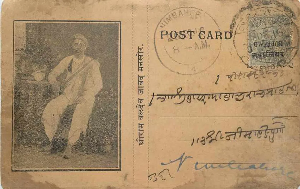 Homem sentado — Gwalior — Cartão postal editado em Nimbari - Frente
