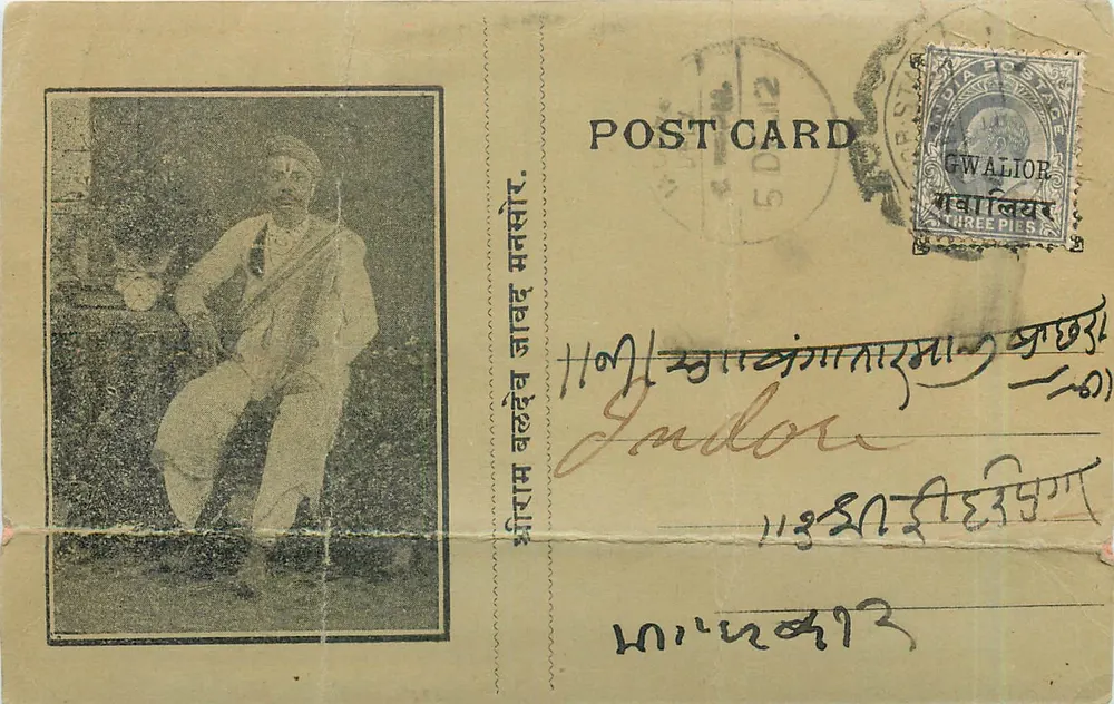 Homme en tenue traditionnelle — scène intérieure — éditeur Gwalior, n° de série 5D12 - Frente